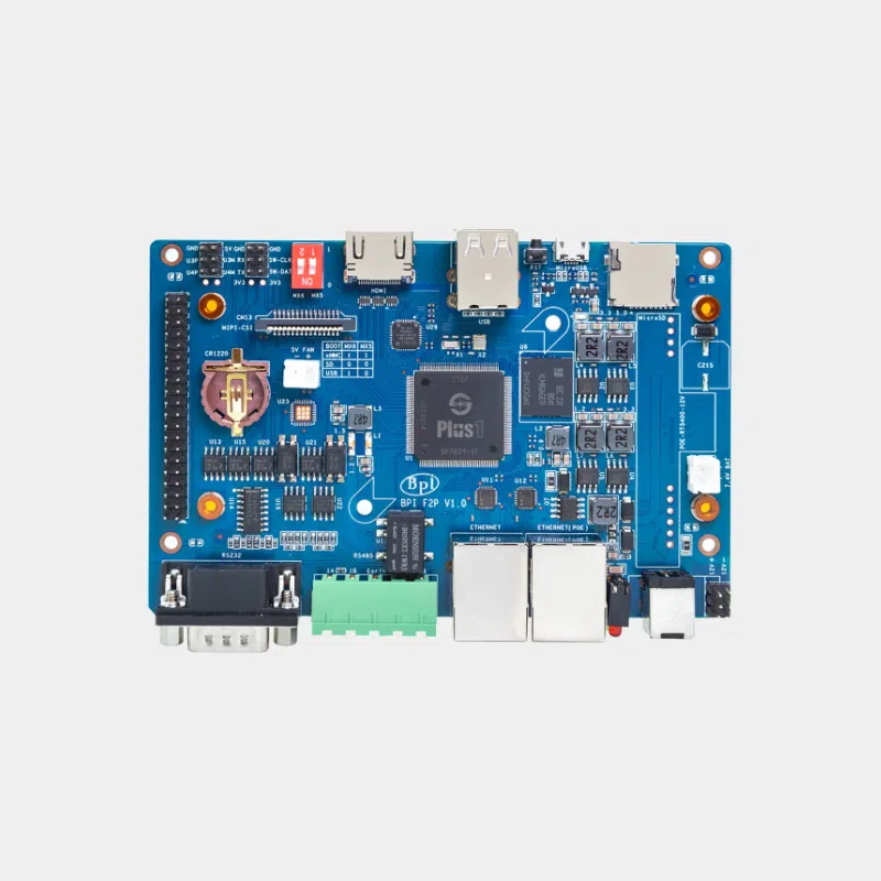 Banana Pi BPI-F2P vu de trois-quarts avec ses deux connecteurs d'extension et port USB