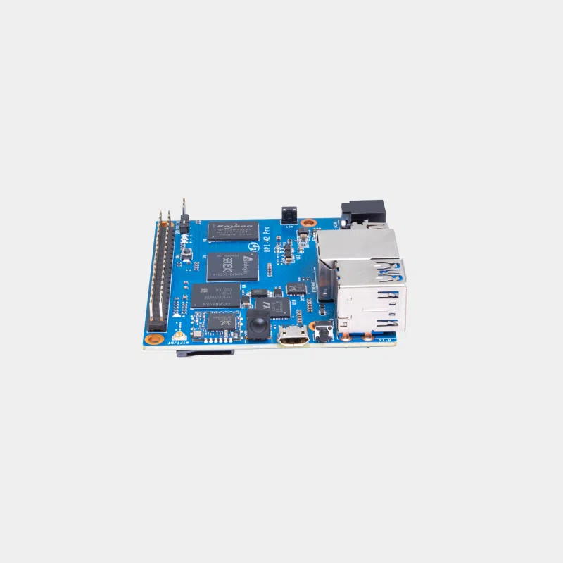 Carte Banana Pi BPI-M2 Pro bleue vue de trois quarts avec broches GPIO et port Ethernet