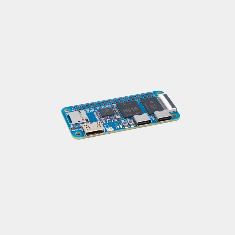 Carte Banana Pi BPI-M4 Zero bleue vue de trois quarts avec logement microSD visible
