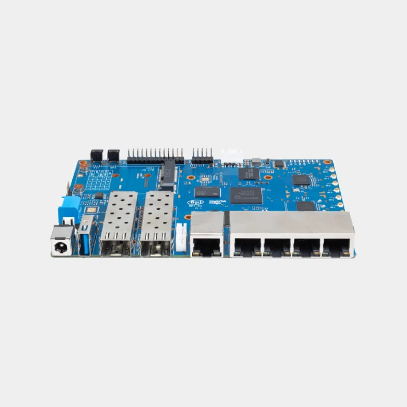 Carte Banana Pi BPI-R3 bleue vue de trois quarts avec cages SFP et quatre ports Ethernet