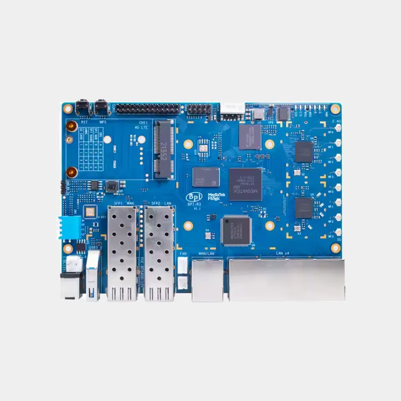 Carte Banana Pi BPI-R3 bleue vue de dessus avec cage SFP et dissipateur thermique