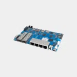 Carte Banana Pi BPI-R4 bleue avec quatre ports Ethernet et cages SFP, vue de trois quarts