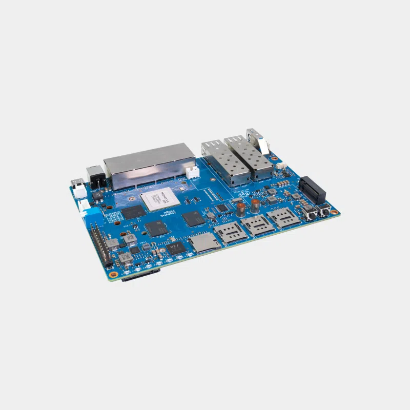Carte Banana Pi BPI-R4 bleue vue de trois quarts avec deux cages SFP et dissipateur