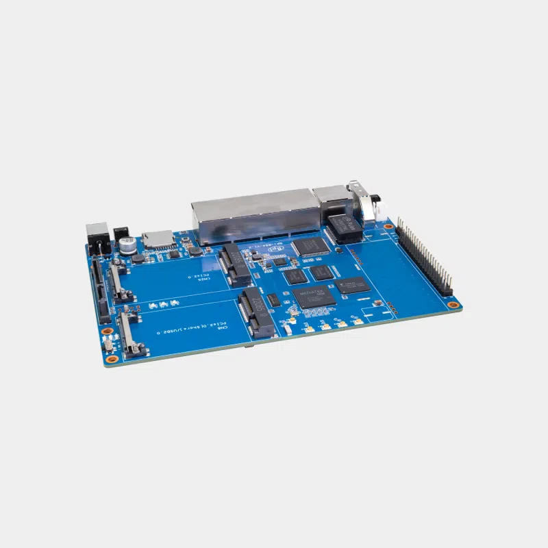 Carte Banana Pi BPI-R64 bleue vue de trois quarts avec puces et blindage métallique