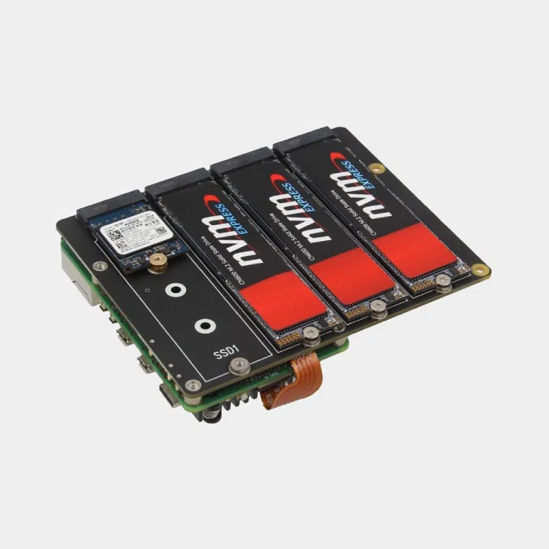 Extension M.2 PCIe 4 slots SSD pour Raspberry Pi 5 vue de trois-quarts avec ses quatre emplacements