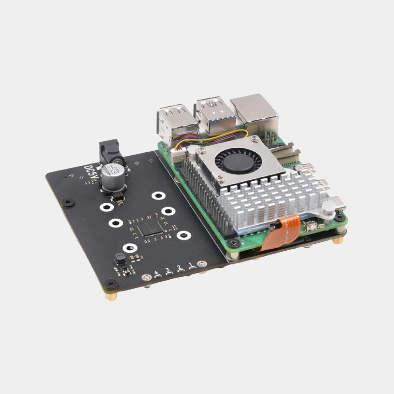 Extension M.2 PCIe 4 slots SSD assemblée sur une carte Raspberry Pi 5 avec ventilateur