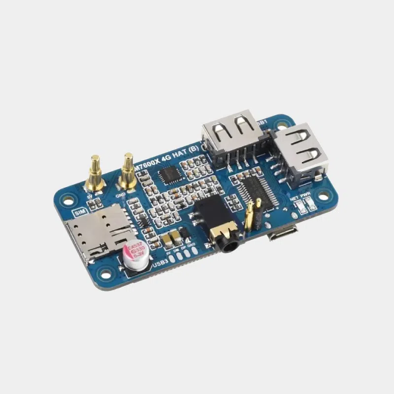 HAT LTE Cat-4 pour Raspberry Pi Zero vu de trois-quarts avec ports USB et connecteurs d'antenne