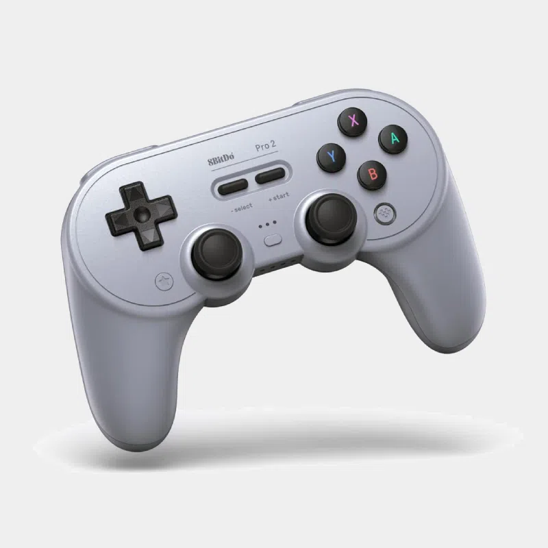 Manette Bluetooth 8BitDo Pro 2 2 Manette Bluetooth 8BitDo Pro 2 grise vue de trois-quarts avec joysticks et boutons colorés