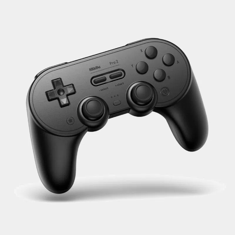 Manette Bluetooth 8BitDo Pro 2 noire vue de trois-quarts avec joysticks et boutons colorés