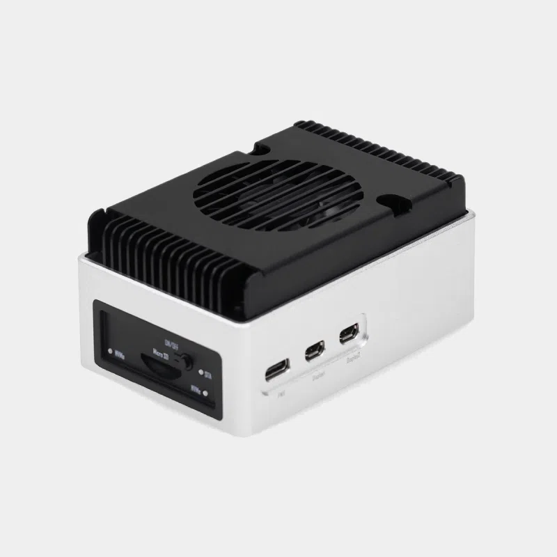 reComputer AI R2130-12 vu de trois-quarts avec ventilateur sur le dessus et connectique en façade