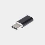 Adaptateur noir micro-USB femelle vers USB-C mâle, vu de trois quarts