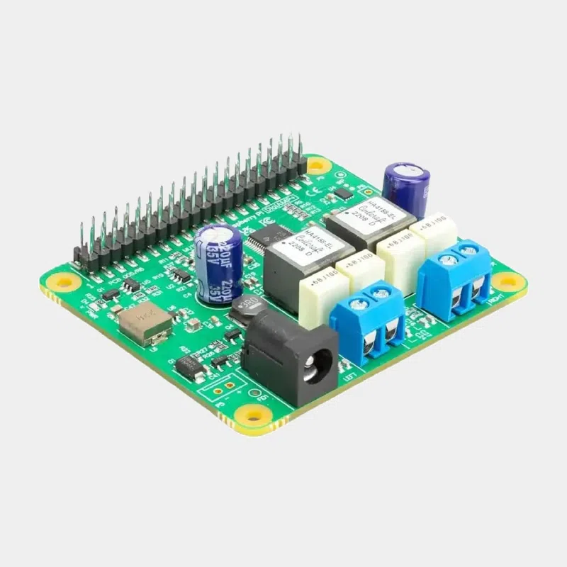 Carte amplificateur DAC DigiAMP+ IQaudio vue de biais avec condensateurs et borniers