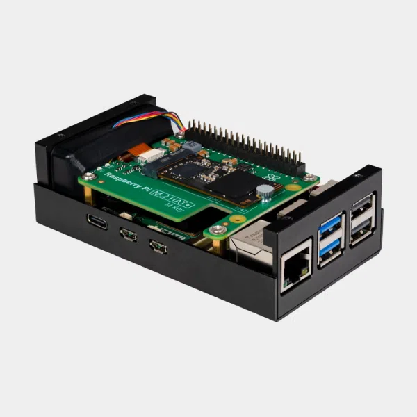 Boîtier M.2 HAT+ pour Raspberry Pi 5 ouvert laissant voir la carte HAT et le connecteur GPIO