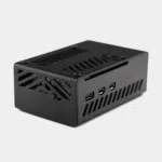 Boîtier noir compatible NVMe Base pour Raspberry Pi 5, vu de trois quarts avec ports en façade