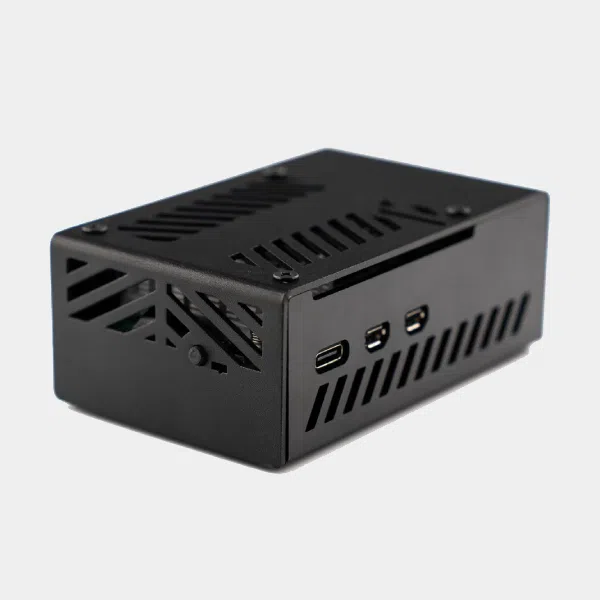 Boîtier noir compatible NVMe Base pour Raspberry Pi 5, vu de trois quarts avec ports en façade