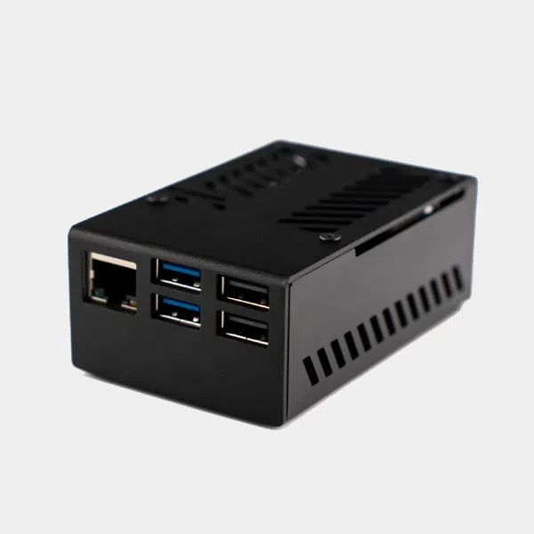 Boîtier noir compatible NVMe Base pour Raspberry Pi 5 vu de face avec port Ethernet et quatre USB