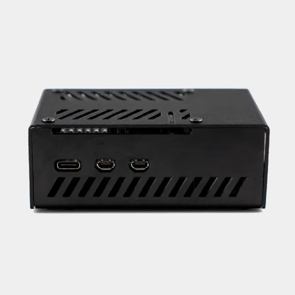 Boîtier compatible NVMe Base pour Raspberry Pi 5 4 Boîtier noir compatible NVMe Base pour Raspberry Pi 5 vu de face avec ports USB-C et vidéo