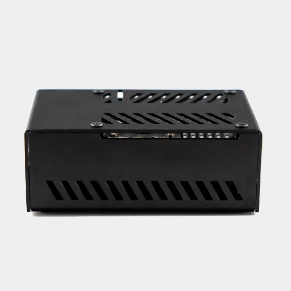 Boîtier compatible NVMe Base pour Raspberry Pi 5 3 Boîtier noir compatible NVMe Base pour Raspberry Pi 5, vu de trois quarts avec fentes d'aération