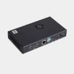 Boîtier noir pour IO Board Compute Module 5 vu de trois quarts avec ports en façade