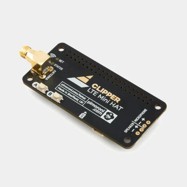 Clipper HAT Mini LTE vu de trois quarts avec son antenne SMA installée