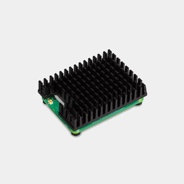 Dissipateur thermique noir à ailettes pour Raspberry Pi Compute Module 5, monté sur sa carte