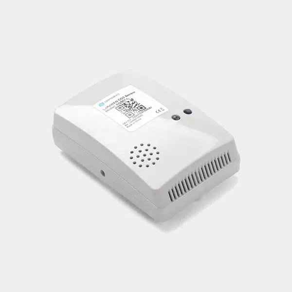 Capteur de qualité de l'air Dragino AQS01-L blanc avec grille de ventilation et étiquette QR code