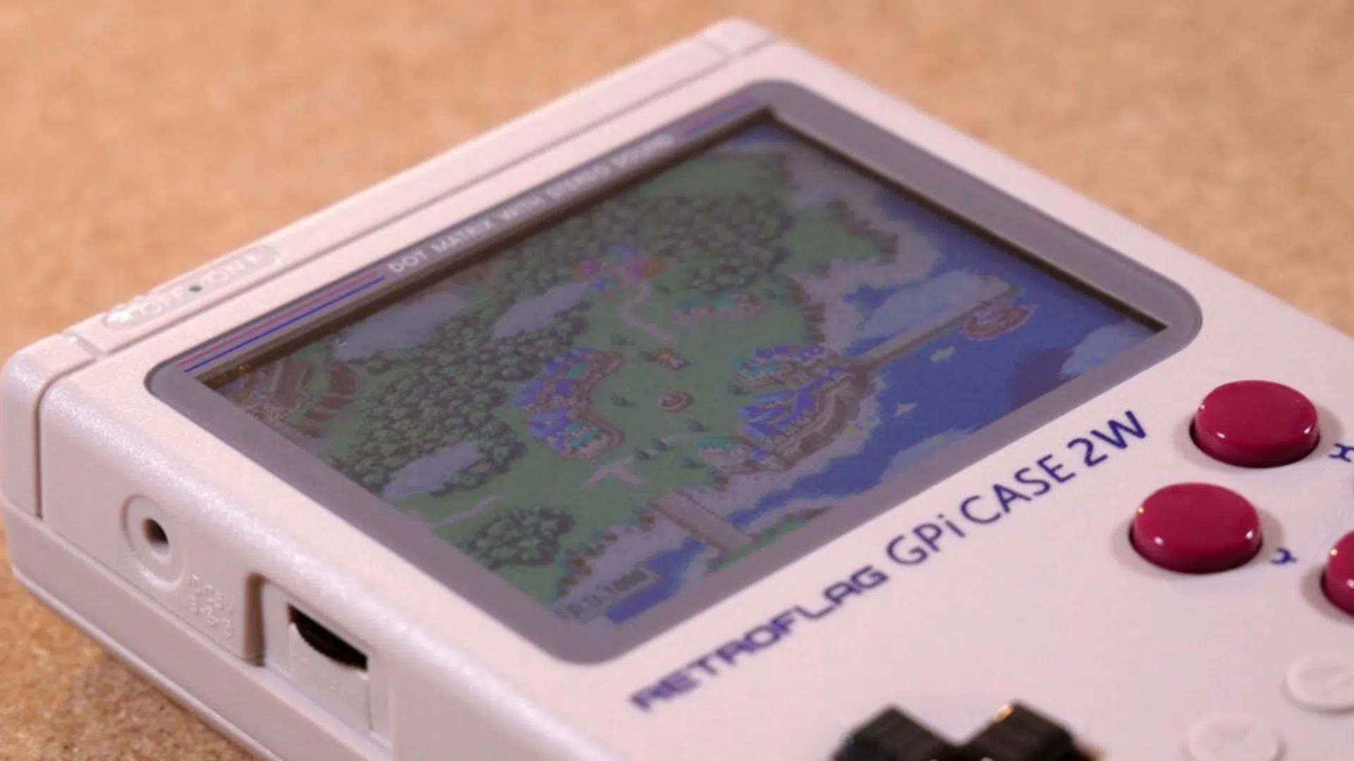 Console portable Retroflag GPi Case 2W allumée, écran affichant un jeu rétro