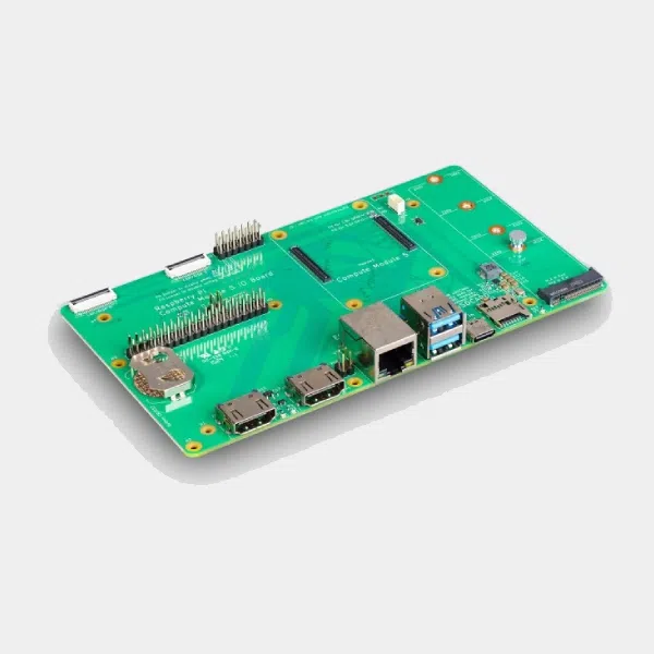 IO Board pour Raspberry Pi Compute Module 5, carte verte vue de trois quarts avec ports Ethernet et USB