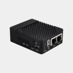 Boîtier noir à ailettes de la mini carte base CM4 avec deux ports Ethernet et port USB-C