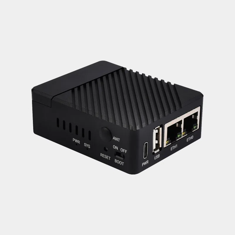 Boîtier noir à ailettes de la mini carte base CM4 avec deux ports Ethernet et port USB-C