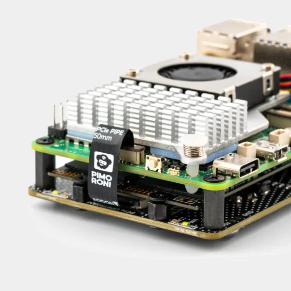 NVMe Base Duo pour Raspberry Pi 5 1 Base NVMe Duo Pimoroni installée sur un Raspberry Pi 5 avec dissipateur thermique et ventilateur