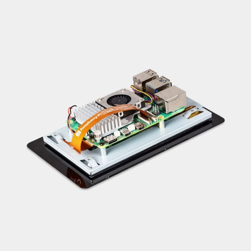 Écran tactile Raspberry Pi Touch Display 2 vu de biais avec carte Raspberry Pi et ventilateur montés au dos