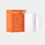 Capteur d'ouverture et fermeture Zigbee Sonoff blanc avec son aimant, posé devant l'emballage orange