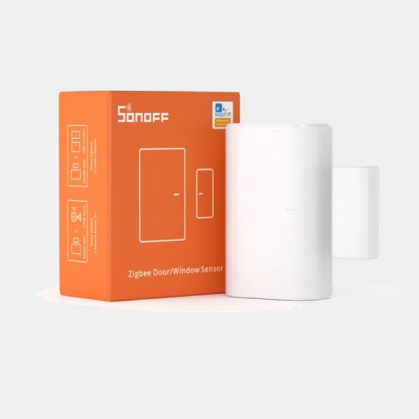 Capteur d'ouverture et fermeture Zigbee Sonoff blanc avec son aimant, posé devant l'emballage orange