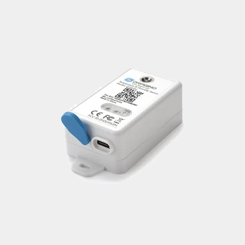 Dragino LHT65N, boîtier blanc capteur vu de face avec QR code et bouton latéral