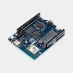 Arduino UNO Q, carte électronique vue en angle avec connecteurs et module sans fil