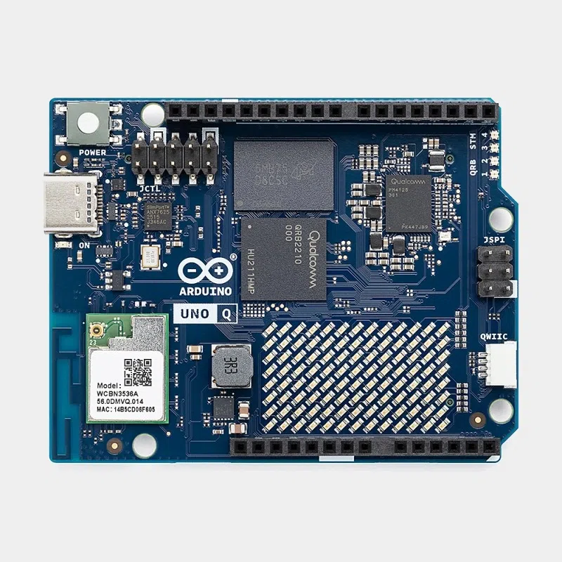 Arduino UNO Q, carte électronique vue de dessus avec puce, port USB-C et connecteurs