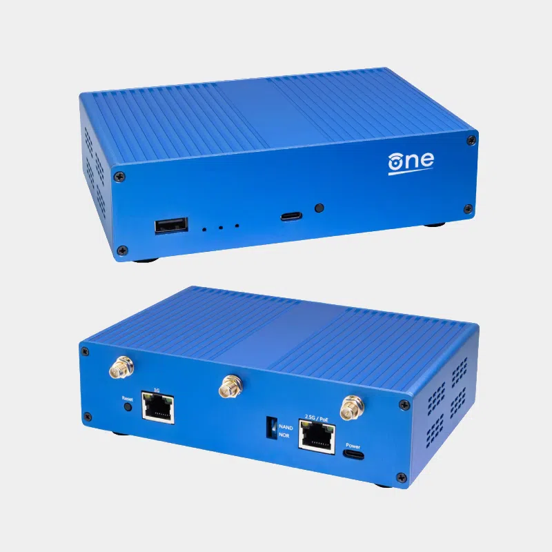 Banana Pi OpenWrt One 2 Banana Pi OpenWrt One, boîtier bleu vu de face et de dos avec ports Ethernet et antennes