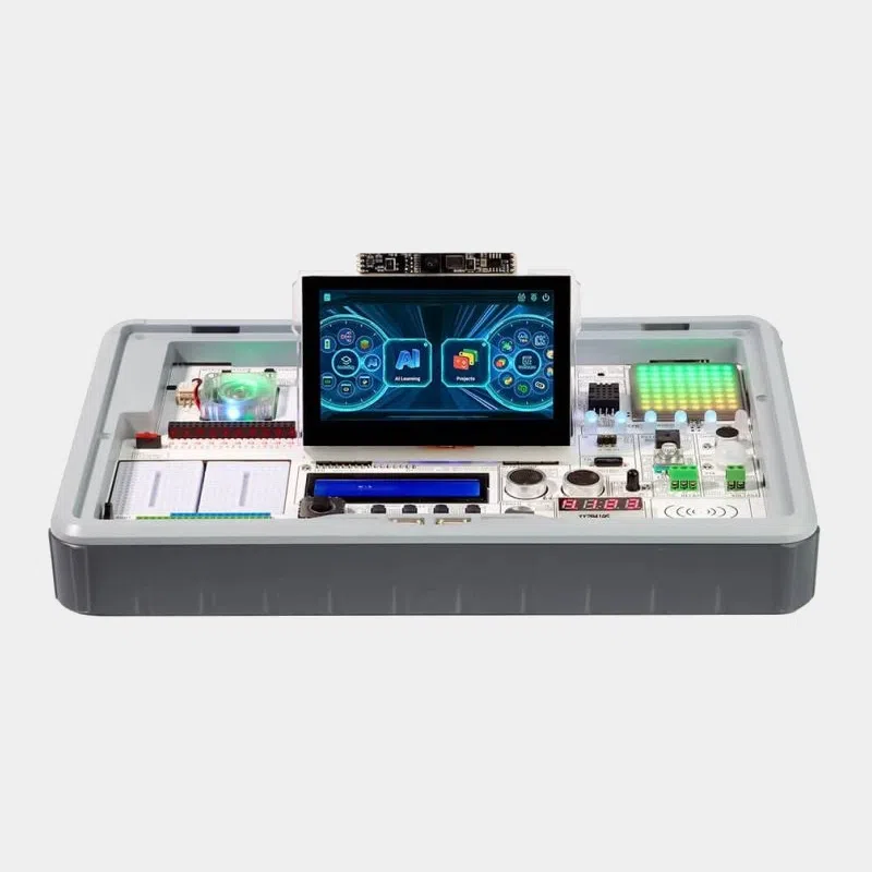 CrowPi 3, plateforme éducative électronique vue en angle avec écran tactile allumé et boutons