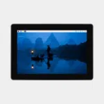 Écran tactile capacitif avec support pour Raspberry Pi 5, écran allumé affichant un paysage fluvial au crépuscule