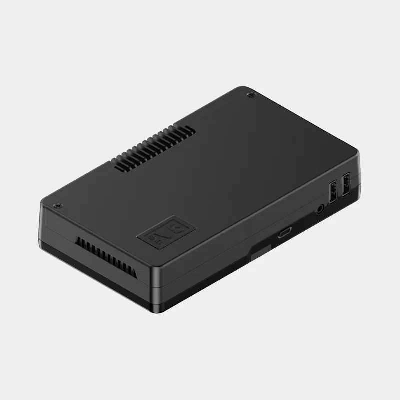 Boîtier Argon ONE V5 Dual NVMe pour Raspberry Pi 5, boîtier noir fermé vu en angle avec grille de ventilation
