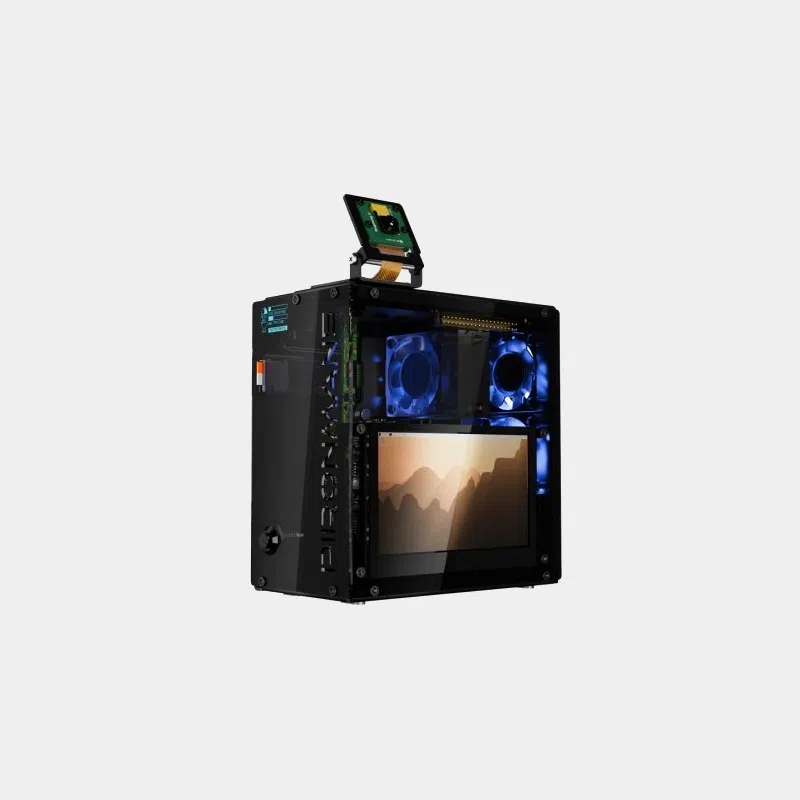 Boîtier PIRONMAN 5 PRO MAX noir vu de trois quarts avec écran et ventilateurs LED bleus