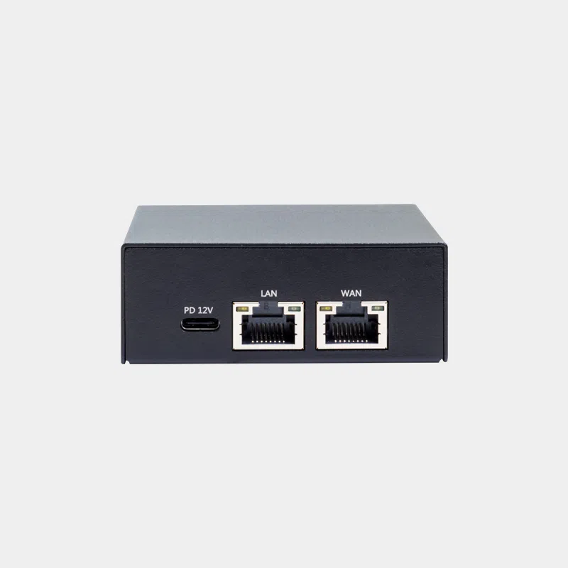 Boîtier métallique noir vu de dos avec ports Ethernet LAN et WAN