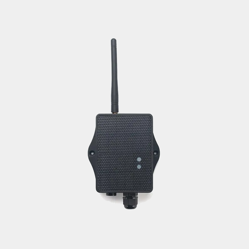 Capteur Dragino S31B noir vu de face avec antenne et presse-étoupe